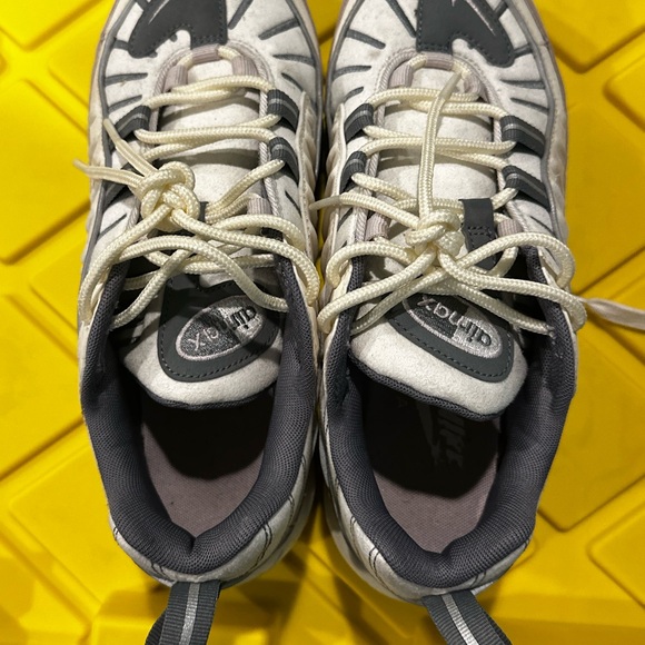 Nike AIRMAX lavender sneakers - Picture 3 of 5